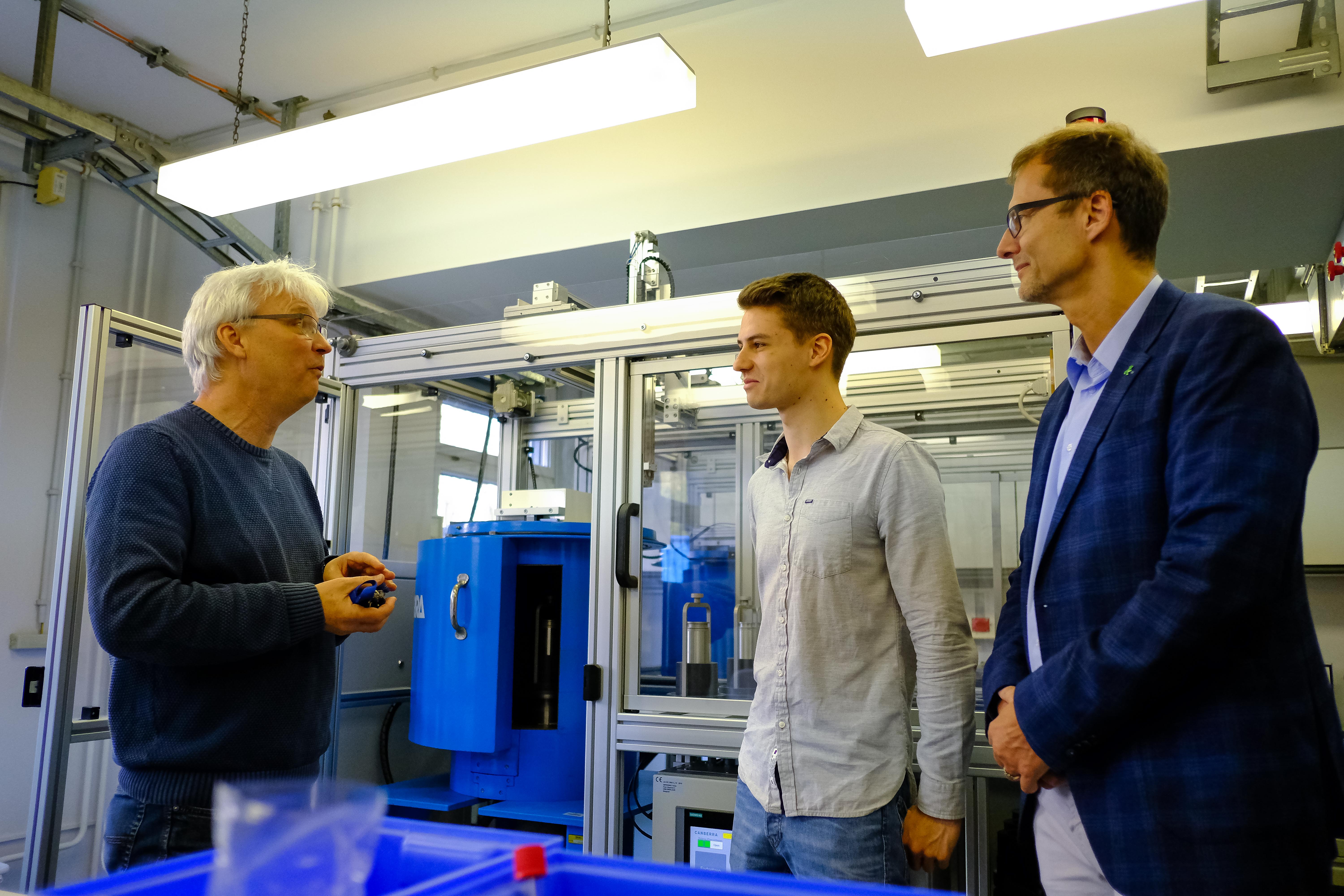 Bekommen Einblicke in das BfS-Labor: Student Jonas Kießling und Prof. Dr. Kay-Uwe Kasch vom FB II