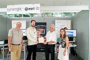 Rafael Tietz (Zweiter v. l.) gewann mit seinem Beitrag ein ESRI-Stipendium © Hans-Christian Gruber