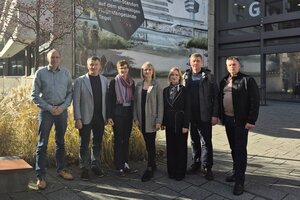 Sieben Personen stehen in einer Reihe vor dem Haus Grashof der BHT