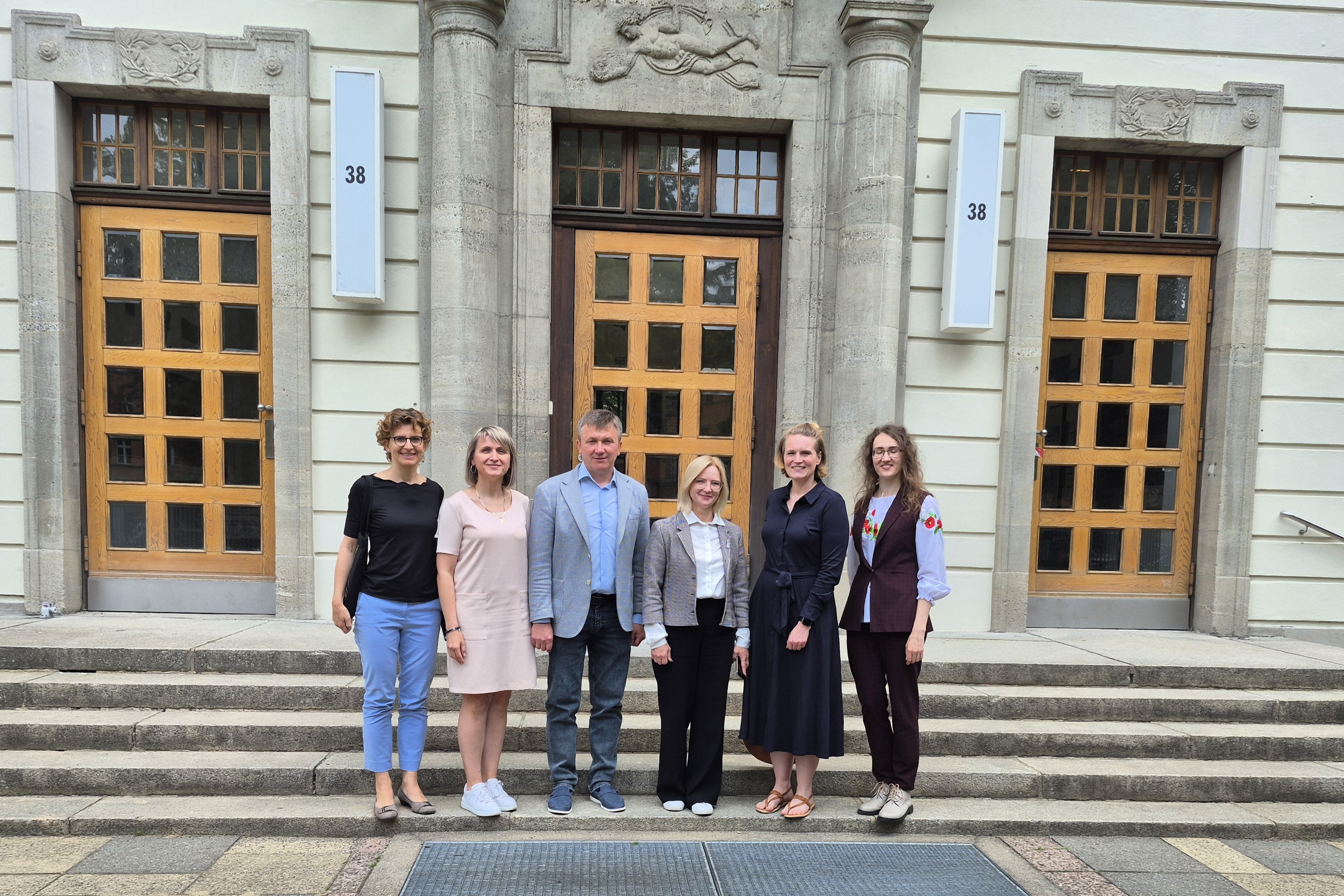 Personen vor dem Beuth-Gebäude der BHT