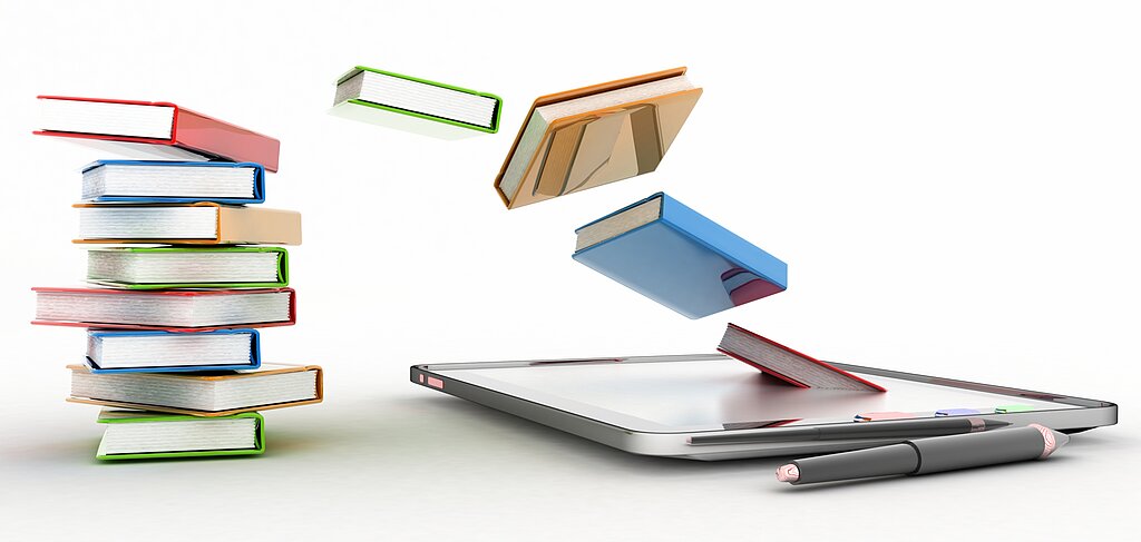 Bücherstapel auf E-Book-Reader