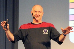 Mann in Star-Trek-Uniform hält einen Vortrag auf einer Bühne