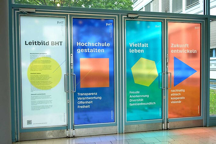 Bunte Fensterbeklebung mit dem Leitbild der BHT.