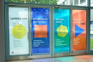 Bunte Fensterbeklebung mit dem Leitbild der BHT.