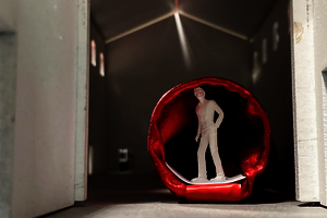 Detailansicht des Modells. Eine Figur ist am Eingang eines Tunnels platziert.