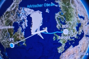 Ansicht der Flugstrecke auf dem Bildschirm in einem Flugzeug