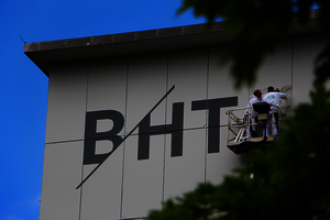 Anstricharbeiten an der Südwest-Fassade von Haus Gauß der Berliner Hochschule für Technik (BHT)