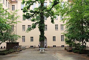 Der Innenhof der Ernst-Schering-Schule © Gümpel