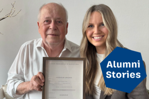 Seine Enkelin überreichte Wolfgang Völker an seinem 85. Geburtstag ein Replikat seiner Ingenieururkunde als besonderes Geschenk.