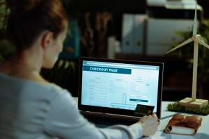 Eine Person sitzt vor dem Laptop