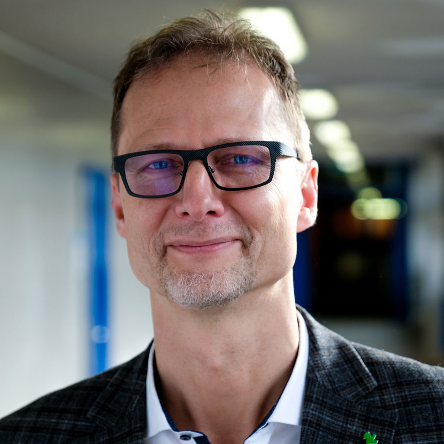 Porträt eines Mannes in Hemd und Sacko