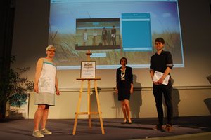 Stefan Große-Berkenbusch erhält auf der Bühne von Prof. Dr. Monika Springer und Christa Lutum eine Auszeichnung