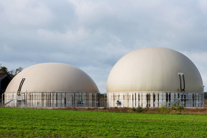 In Biogasanlagen wie diesen gären organische Abfälle. Dabei bilden sich Bakterien, die Methan produzieren. Ebenso entsteht CO₂.