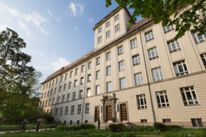 Ansicht der Fassade mit Haupteingang des Hauses Beuth der BHT