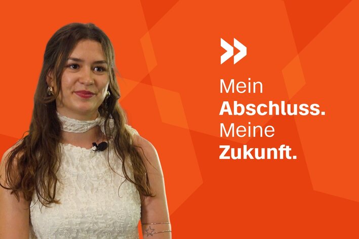 Porträt einer jungen Frau, die elegant gekleidet ist. Text: Mein Abschluss, meine Zukunft..