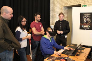 Studierende testen das Spiel Dungeon Master