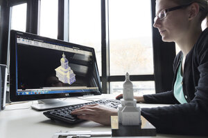 Eine Frau schaut in einen Monitor