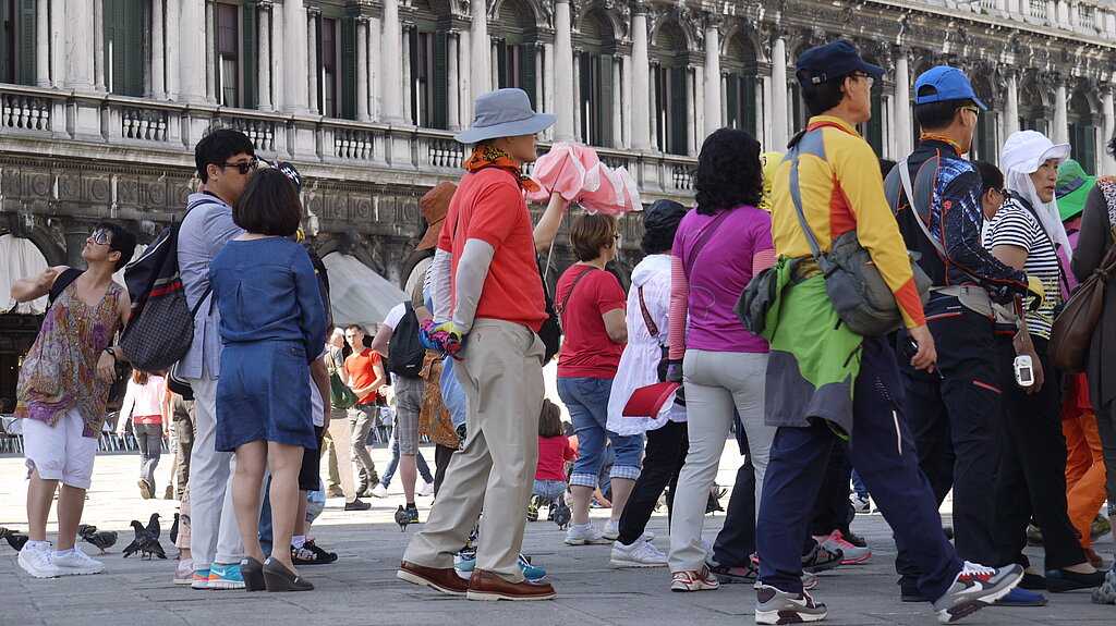 Menschen stehen Schlange vor Gebäude auf Markusplatz in Venedig