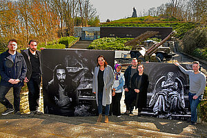 Prof. Dr. Susanne Junker (Bildmitte), Tino Brüllke (rechts) und Architekturstudierende zeigen Open-Air-Fotografien ©Johann Müller