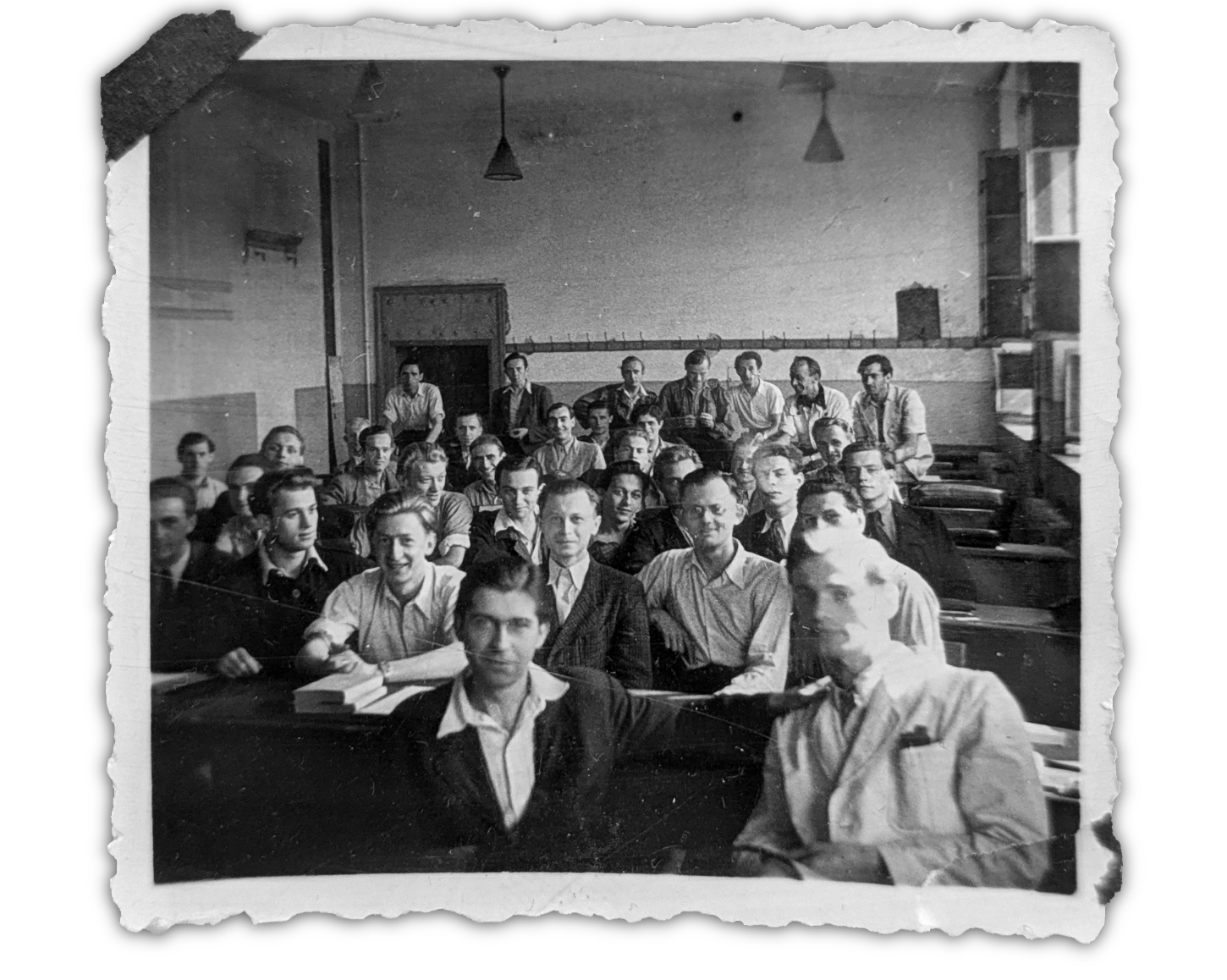 Schwarz-Weiß-Fotografie einer Gruppen männlicher Studierender an Tischreihen in einem Seminarraum 1949