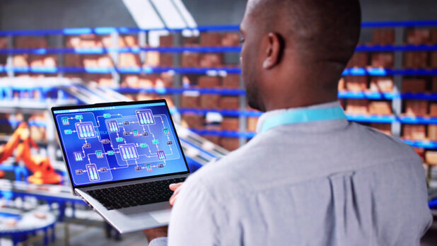 Techniker nutzt ein Automatisierungs-Dashboard in der Produktion