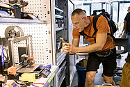 Mann fotografiert 3D-Drucker