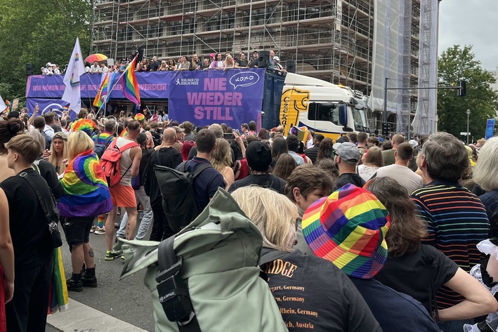 Menschenmenge vor einem Wagen des CSD