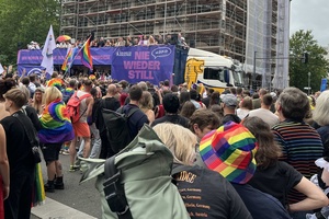 Menschenmenge vor einem Wagen des CSD