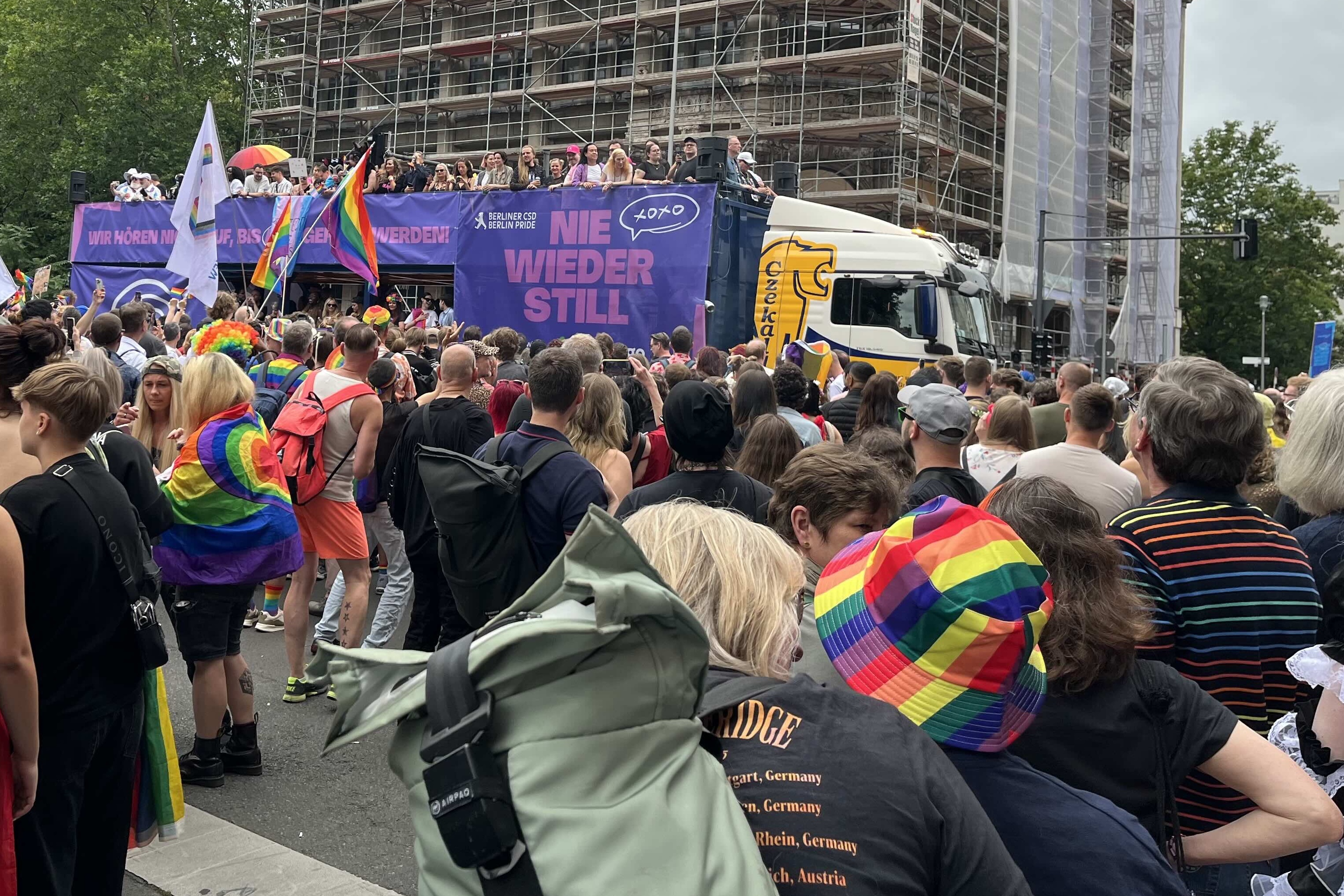 Menschenmenge vor einem Wagen des CSD