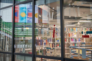 Blick in Regale mit Büchern durch große Glasscheiben