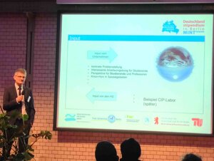 Prof. Villwock, Professor am Fachbereich VIII und Vorstandsmitglied der Christian-Peter-Beuth-Gesellschaft als Gastredner bei der Mint Lecture: "Faszination Bionik!", Foto: Przesdzing