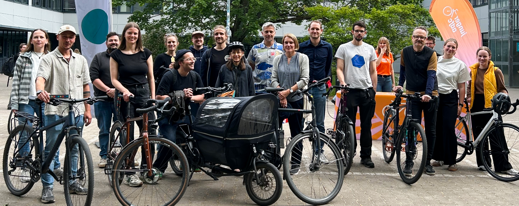 Gruppenbild von Menschen mit Fahrrädern vor Infoständen auf dem BHT-Campus