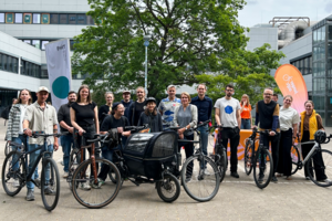 Gruppenbild von Menschen mit Fahrrädern vor Infoständen auf dem BHT-Campus