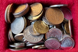 Münzen verschiedener Währungen 