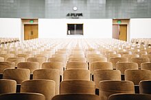 Empty Chairs in Theatre Leere Stuhlreihen im Theater