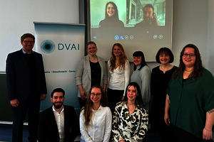 Eine Gruppe von Absolventinnen und Absolventen der Zusatzqualifikation „Flavor Technologists“ posiert zusammen mit Tobias Koppitz und Nadine Wiesner (DVAI) sowie Prof. Dr. Carola Müller und Prof. Dr. Simone Peschke (BHT)