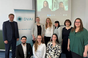 Eine Gruppe von Absolventinnen und Absolventen der Zusatzqualifikation „Flavor Technologists“ posiert zusammen mit Tobias Koppitz und Nadine Wiesner (DVAI) sowie Prof. Dr. Carola Müller und Prof. Dr. Simone Peschke (BHT)