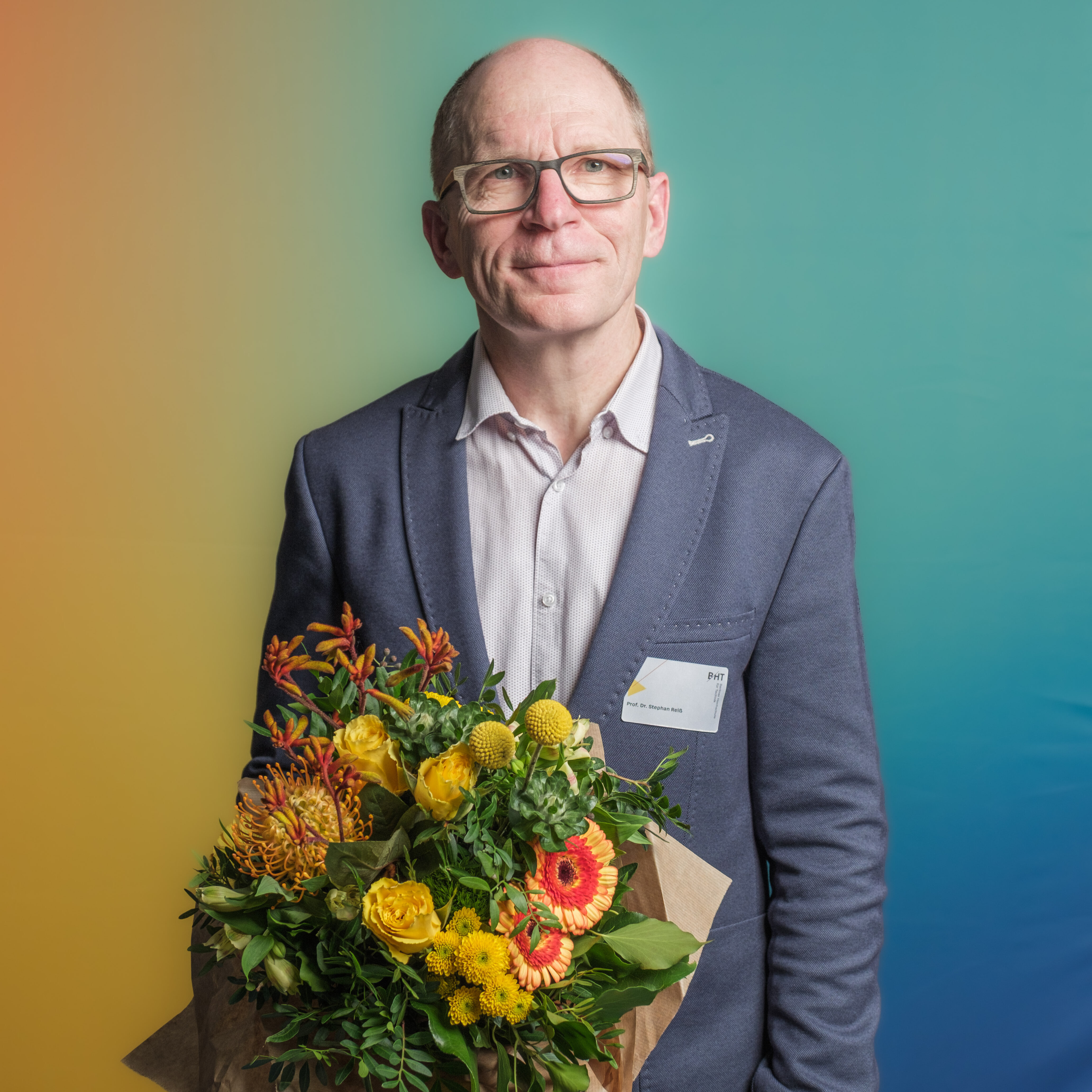 Prof. Reiß mit Blumenstrauß in der Hand