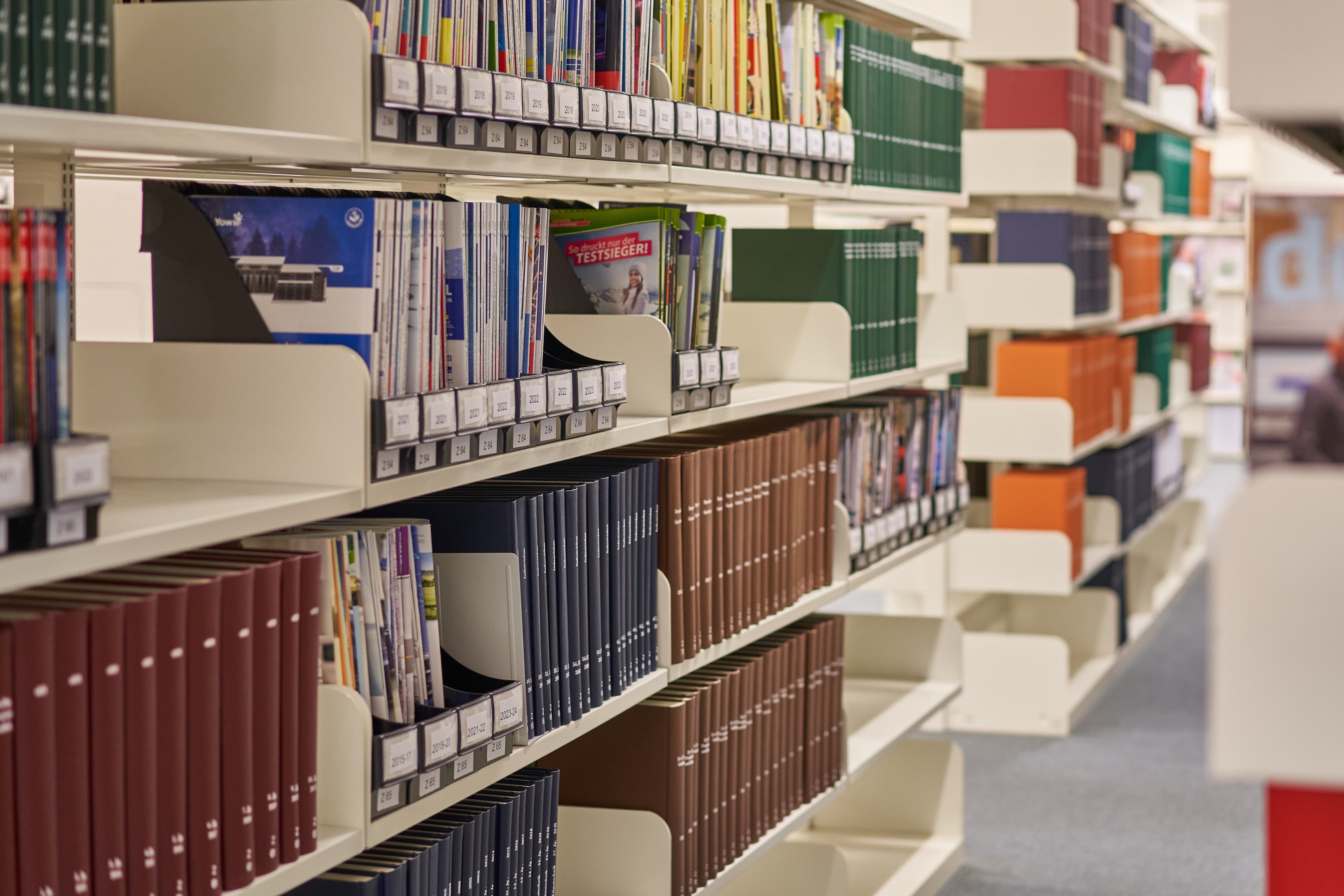 Blick in die Bibliothek: Regalreihen voll mit Schubern, in denen Zeitschriften stehen.