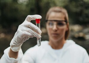 Frau mit Wasserprobe