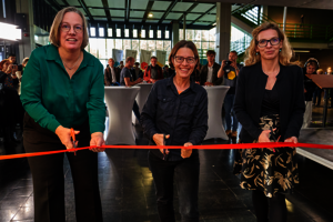 V.l.n.r.: Elli Strauven-Dejean, Prof. Dr. Silke Köhler und Dr. Julia Neuhaus durchschneiden feierlich das rote Band zur Eröffnung der GLASBOX.
