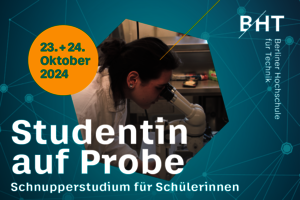 Eine junge Frau im weißen Kittel schaut durch ein Mikroskop.