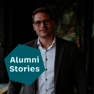 Mann im Anzug mit Brille