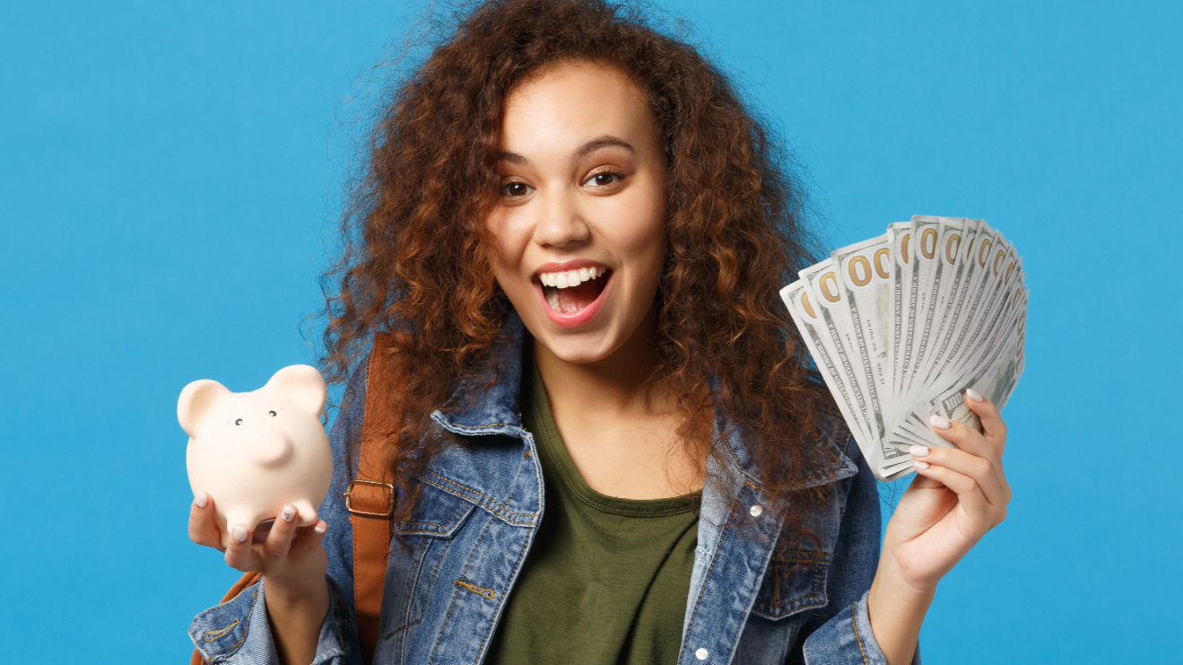 Frau mit Sparschwein in der einen und Geldscheinen in der anderen Hand