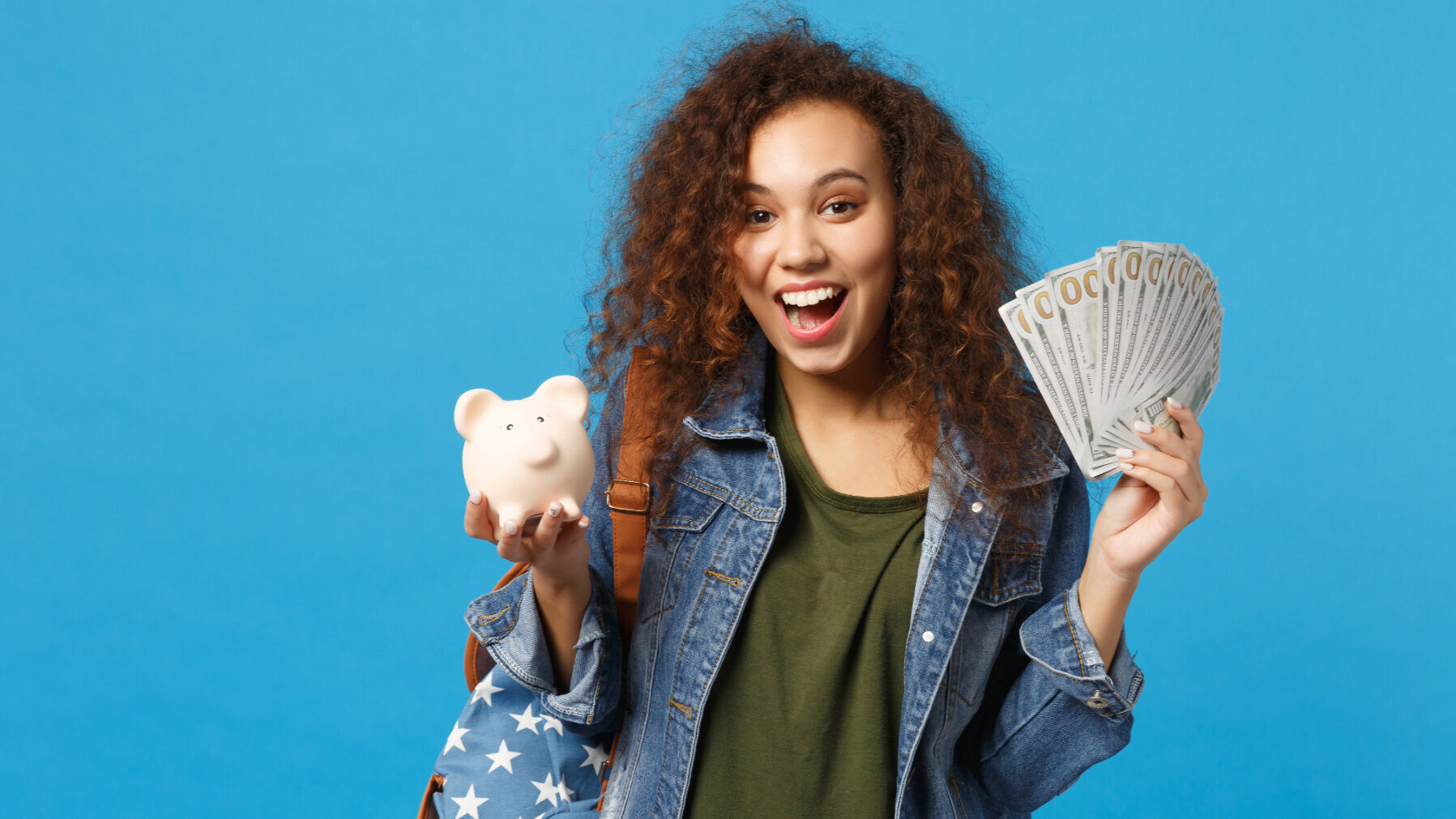 Frau mit Sparschwein in der einen und Geldscheinen in der anderen Hand