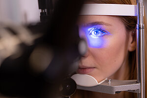Augen einer Frau werden mit einer Spaltlampe untersucht