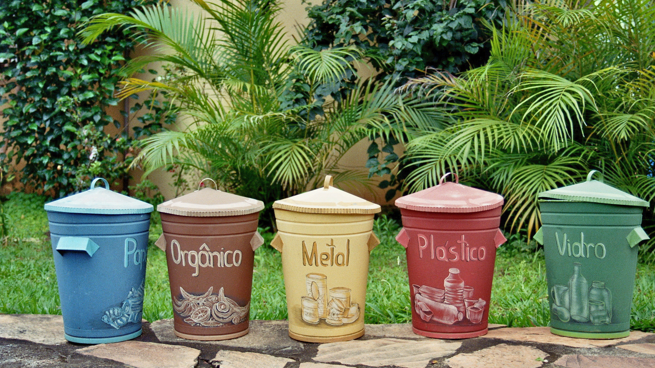 Metall-Mülltonnnen in verschiedenen Farben mit kunstvoller Beschriftung