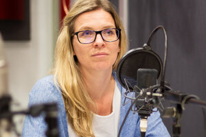 Julia Neuhaus vor einem Mikrofon