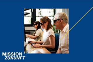 Drei Personen sitzen vor Rechnern, auf einem Bildschirm ist eine Luftbildaufnahme erkennbar. Motiv blau gerahmt. Text: Mission Zukunft