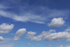 Blauer Himmel mit Schäfchenwolken
